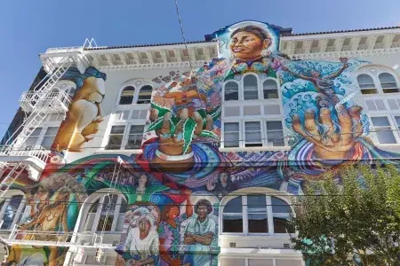 Un murale colorato e di grandi dimensioni ricopre la facciata del Women's Building nel 任务地区 di San Francisco.